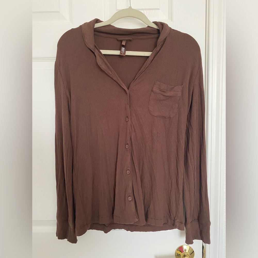 SKIMS Soft Lounge Rib Long Sleeve Sleep Top | Brown | Size S - Picture 2 of 4